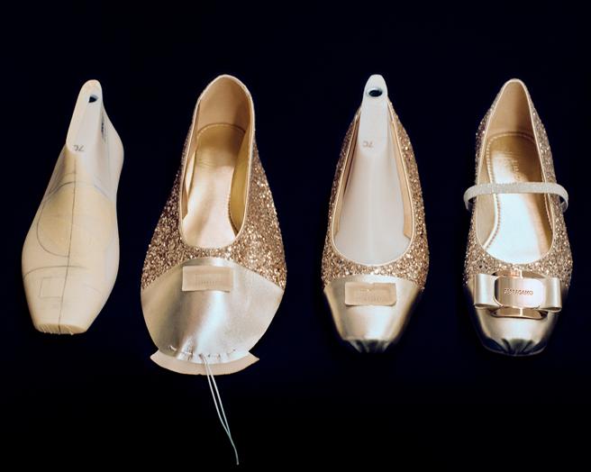 製作一雙芭蕾舞鞋需要經果兩百多道工序，左起分別是「赤裸」的鞋楦、鞋頭縫有繩線的鞋面，用於打造標誌性打褶、於鞋楦上縫好的鞋面、芭蕾平底鞋成品。 （FERRAGAMO 提供）
