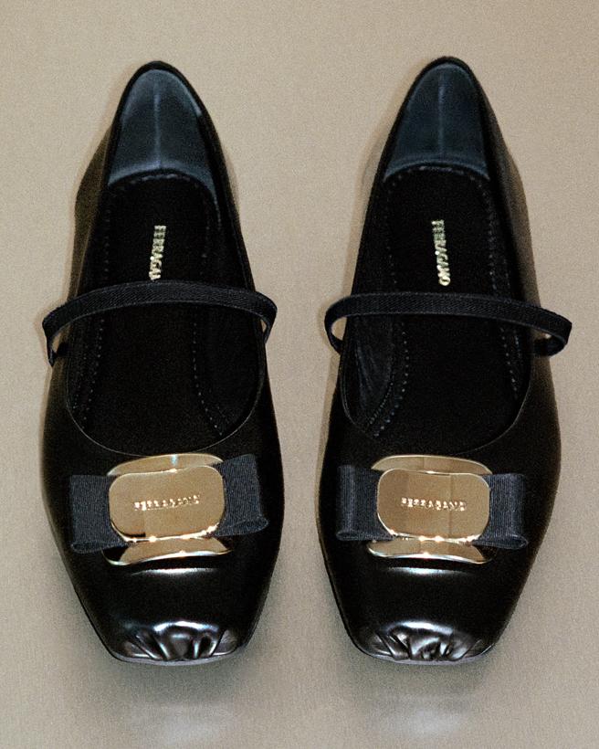 FERRAGAMO黑色VARA蝴蝶結芭蕾舞鞋，2萬7900元。（FERRAGAMO 提供）