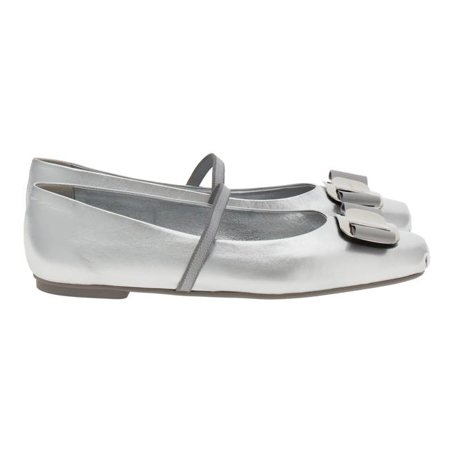 FERRAGAMO銀色VARA蝴蝶結芭蕾舞鞋，2萬7900元。（FERRAGAMO 提供）