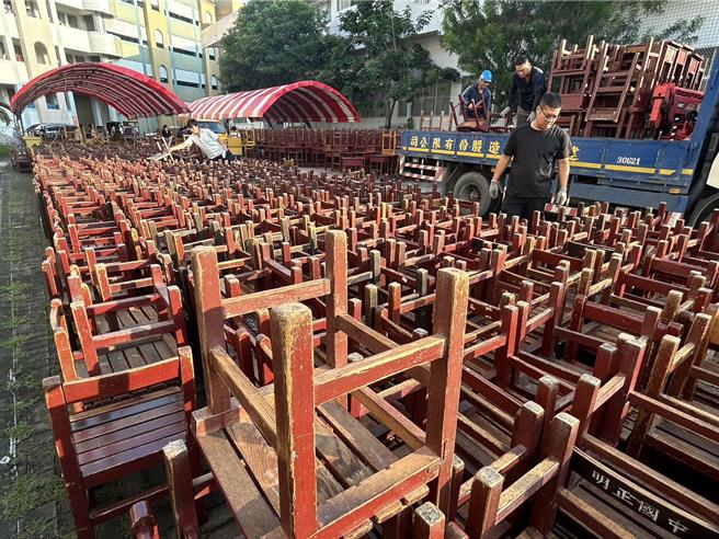 屏東縣明正國中因獲縣政府補助，全校1704套課桌椅全部汰舊換新，為此，校方計畫28日將千餘套淘汰課桌椅開放供民眾免費領取。（謝佳潾攝）