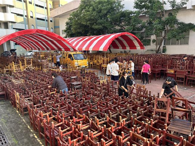 屏東縣明正國中因獲縣政府補助，全校1704套課桌椅全部汰舊換新，為此，校方計畫28日將千餘套淘汰課桌椅開放供民眾免費領取。（謝佳潾攝）