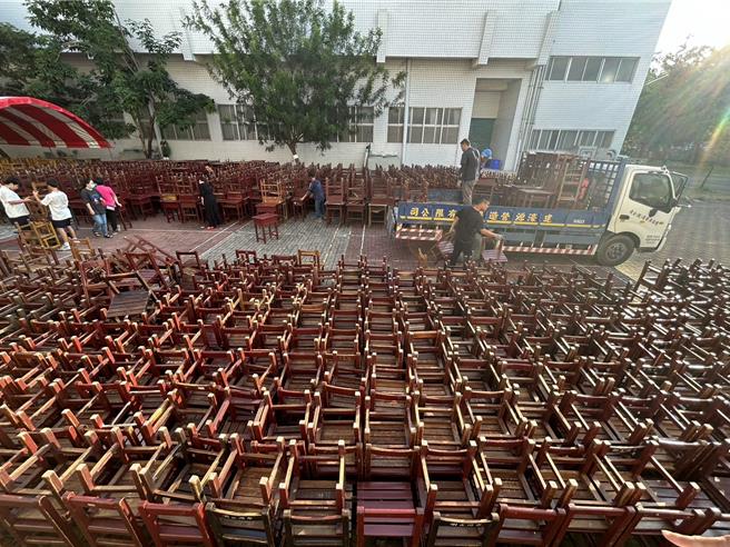 屏東縣明正國中因獲縣政府補助，全校1704套課桌椅全部汰舊換新，為此，校方計畫28日將千餘套淘汰課桌椅開放供民眾免費領取。（謝佳潾攝）