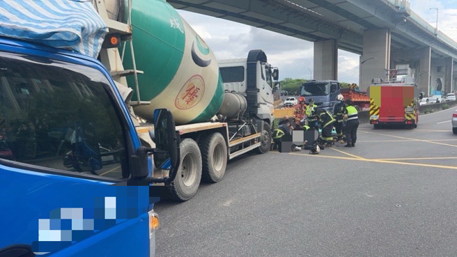 新北市五股區洲後路與疏洪北路交叉路口，今日(27日)下午3時發生一起嚴重交通事故。（圖警方提供／簡銘住翻攝）