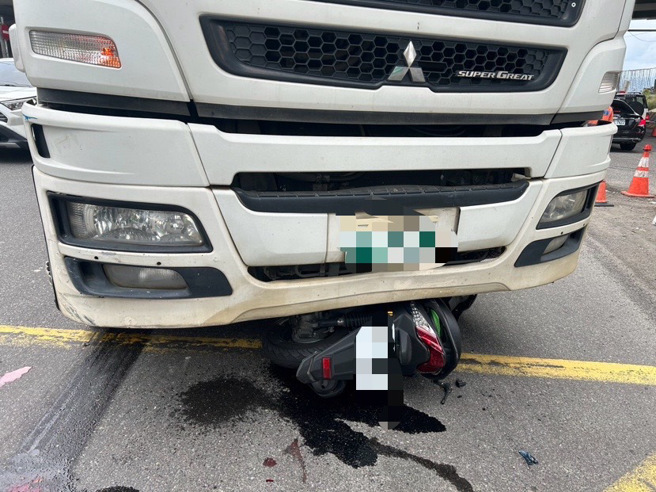 新北市五股區洲後路與疏洪北路交叉路口，今日(27日)下午3時發生一起嚴重交通事故。（圖警方提供／簡銘住翻攝）