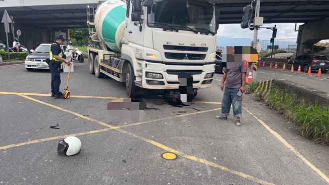 新北市五股區洲後路與疏洪北路交叉路口，今日(27日)下午3時發生一起嚴重交通事故。（圖警方提供／簡銘住翻攝）