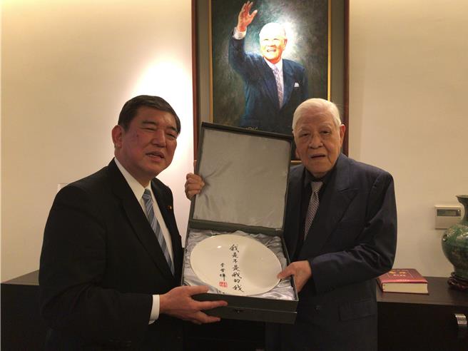 石破茂當選自民黨總裁 李登輝曾贈他這一物。李登輝基金會提供