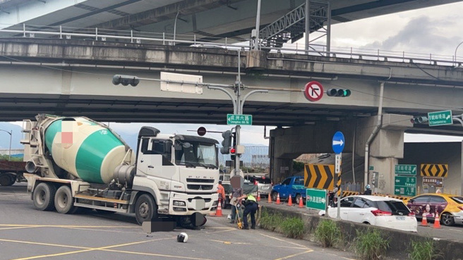 新北市五股區洲後路與疏洪北路交叉路口，今日(27日)下午3時發生一起嚴重交通事故。（圖警方提供／簡銘住翻攝）