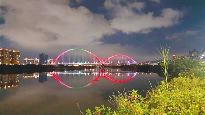 新月桥主桥启动修復工程，延至11月上旬全面开放。（新北市高滩处提供）