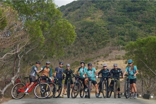 屏東青年社會創新競賽遊程設計冠軍林忠義（右四）率領團隊騎越野乘單車。（屏東縣政府提供／羅琦文屏東傳真）