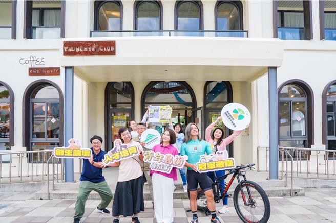 屏東縣長周春米（右二）到屏東青年旅創基地為青年加油打氣，鼓勵青年發掘恆春半島多元面貌。（屏東縣政府提供／羅琦文屏東傳真）