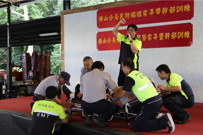 横山分局自办民防编组训练，同时邀请新竹县消防局教官教授实务课程。（邱立雅摄）