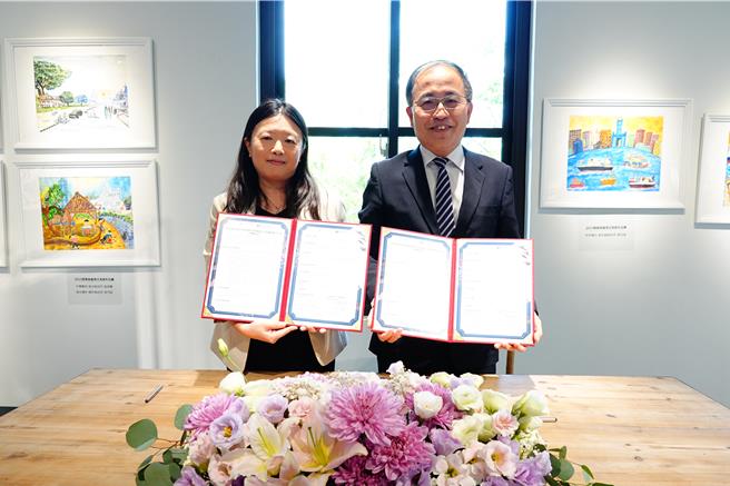 海洋委員會海洋保育署與台灣港務公司高雄港務分公司今日在高雄港港史館簽署合作備忘錄（MOU），雙方承諾攜手推動海洋環境保護、教育與永續發展，簽署儀式由海保署署長陸曉筠及港務公司高雄港務分公司副總經理張展榮代表簽署。（海保署提供／林雅惠高雄傳真）