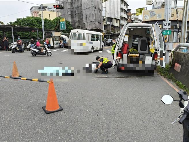 台中市华盛顿中学外包松鹤通运公司行驶的中巴校车，27日一早行经太平区中山路，撞上骑乘微电车的7旬臺姓妇人，对方当场身亡，检方讯后依过失致死罪嫌谕知肇事谢姓司机1万元交保。（民眾提供／潘虹恩台中传真）