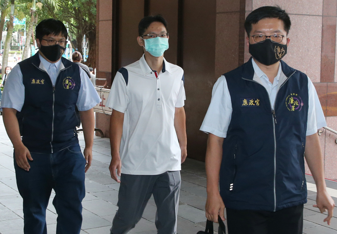 台北地检署27日持续追查京华城弊案，指挥廉政署搜索数十处，并约谈15名证人、被告，前台北市长柯文哲的前贴身随扈陈文钟（中）以证人身分移送检方复讯。（赵双杰摄）