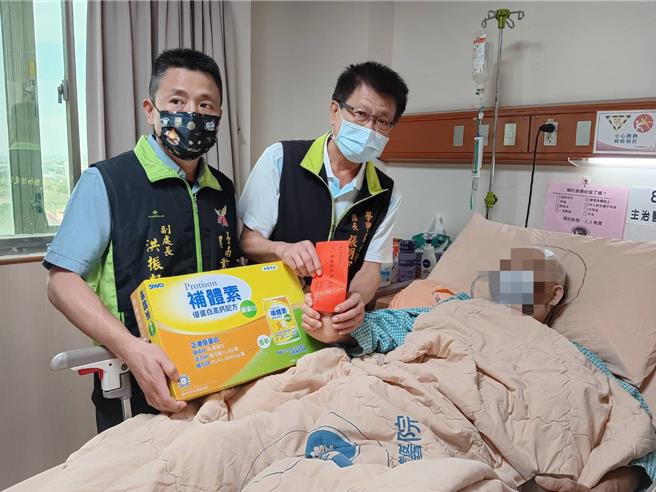 学甲区长张明宝（左二）与台南市动物防疫保护处理处长洪振凯（左一）到医院探视因流浪犬车祸的妇人。（学甲区公所提供／宝智华台南传真）