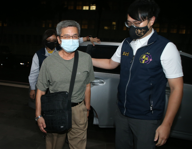 台北地检署指挥廉政署侦办京华城弊案，27日发动29路大搜索，约谈10名被告、6名证人，当中包括多位威京集团基层员工及部分民眾党工，前台北市长办公室主任李文宗（前左）移送北检复讯。（赵双杰摄）