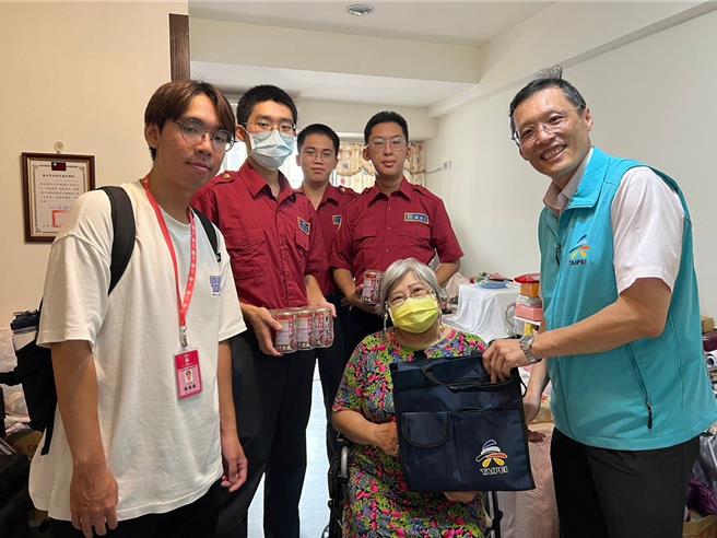 台北市政府兵役局在「祖父母節」後，帶著15名替代役役男來到中正國宅，關懷阿公阿嬤及協助居家環境清潔活動，除了致贈適合阿公阿嬤牙口的食物外，也協助長者居家環境清潔打掃。（台北市兵役局提供／丁上程台北傳真）