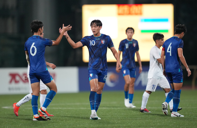 中華U20男足高冠宇（10號）在上半場補時階段攻破烏茲別克大門，與隊友吳柏陞擊掌慶祝。（中華足協提供）