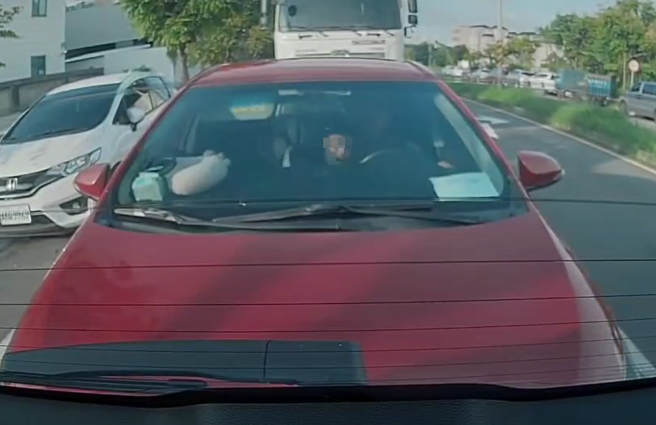 日前有輛轎車停紅燈時，不慎追撞前車，不料，當下該轎車的副駕竟然趴在駕駛座。（圖／翻攝自臉書爆廢公社）