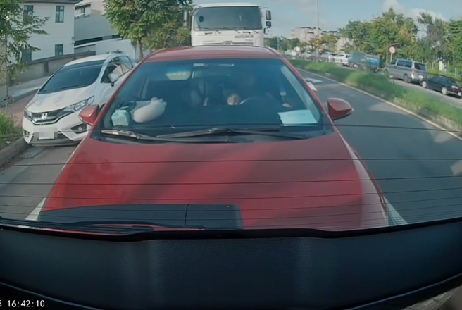 日前有輛轎車停紅燈時，不慎追撞前車，不料，當下該轎車的副駕竟然趴在駕駛座。（圖／翻攝自臉書爆廢公社）