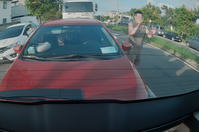發生追撞後，紅色轎車駕駛趕緊下車道歉。（圖／翻攝自臉書爆廢公社）