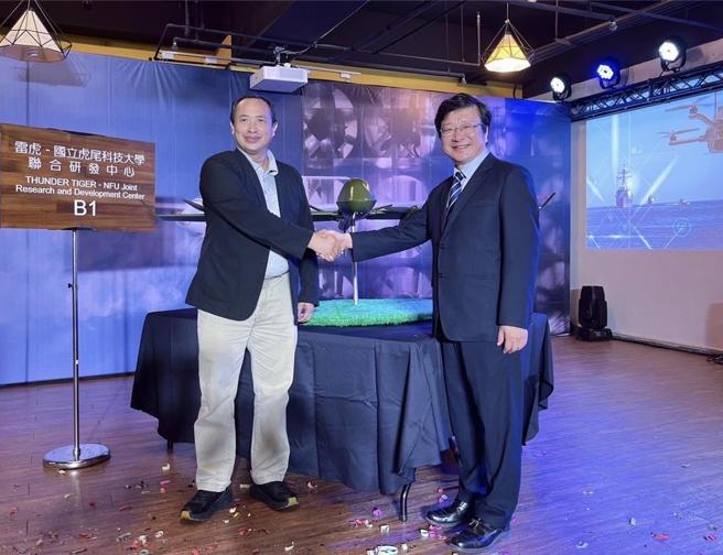 雷虎科技董事长陈冠如（左）27日与虎尾科技大学校长张信良，共同出席虎尾科大举行「雷虎-虎科大产学研发中心」成立揭牌仪式。图／雷虎提供
