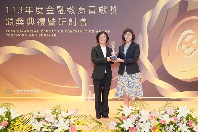 第一银行荣获「金融教育贡献奖」的「最佳协力奖」及「最佳投入奖」双奖殊荣，由金管会副主委邱淑贞（左）颁奖，第一银行副总经理蔡淑慧（右）代表受奖。 图／第一银行提供