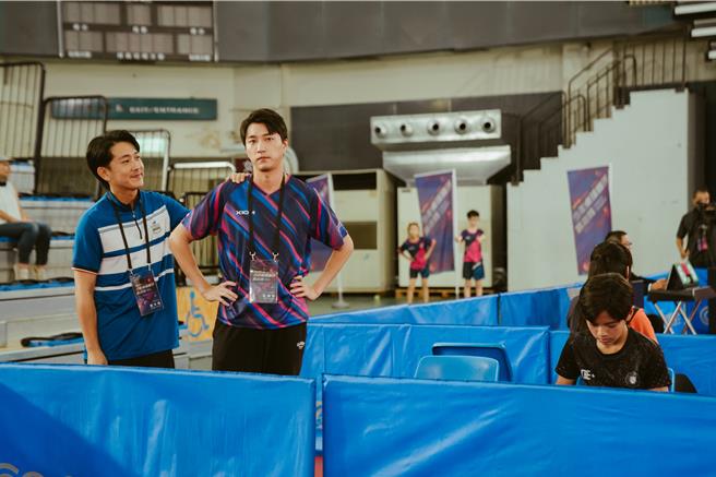 施名帥（左）和江宏傑在《乒乓男孩》中爭鋒相對，拍戲空檔則不時一起練習桌球。（華納兄弟提供）