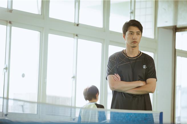 江宏傑澄清自己在現實生活中並非如此嚴厲。（華納兄弟提供）