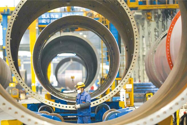 圖為南京一工人在生產線上工作。（中新社）