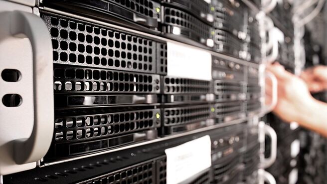 AI創新應用加快，加上輝達GB 200預計第四季開始擴大出貨，法人看好將帶旺AI鏈營運動能，川湖、南俊國際等導軌廠商營運向上可期。圖／摘自Pixabay