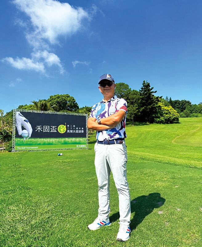 第二屆禾固盃公益高爾夫球邀請賽，比賽場地選在可俯瞰台中美景與台積電的興農27洞國際球場，這也是該球場結束營業前的最後一場賽事。張啟章特別安排攝影團隊為參賽者留下與球場的珍貴合影，為活動畫下圓滿句點，別具意義的紀念。圖／禾固營造提供