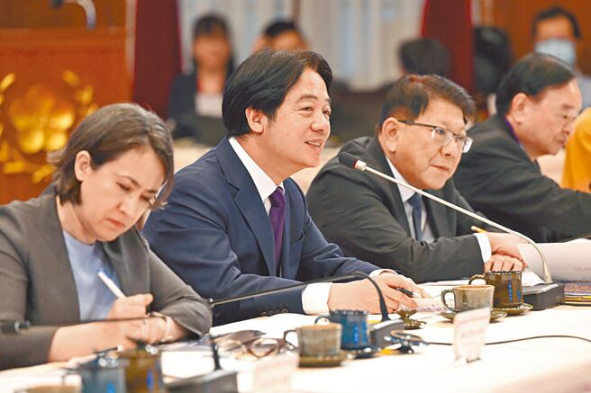 赖清德总统（左二）26日在总统府内主持「全社会防卫韧性委员会」第1次委员会议。图左一为副总统萧美琴，右二为总统府秘书长潘孟安。（总统府提供）