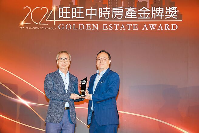 國發會參事呂登元（左）出席頒發新銳品牌精湛獎給森鉅建設。（鄧博仁攝）