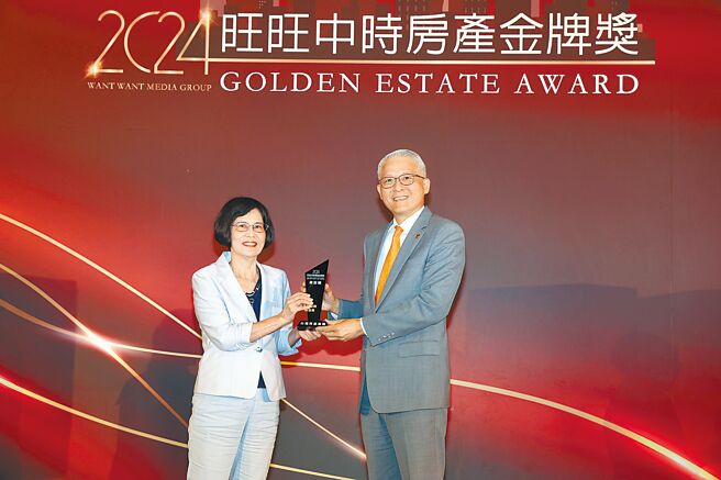 國產署副署長王彩葉（左）出席頒發信譽品牌精湛獎給台灣房屋集團。（鄧博仁攝）