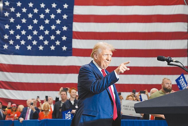 媒体报导，乌克兰总统泽伦斯基正在美国访问，美国共和党总统候选人川普25日公开批评对方，称他每次来访都携鉅款而去，俨然是地表最佳推销员。（美联社）