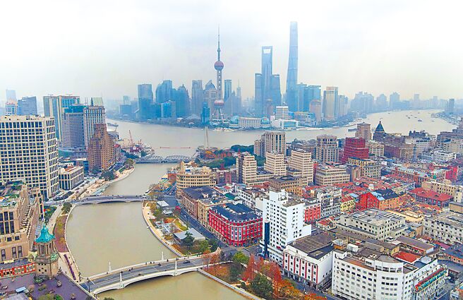 中共中央政治局26日召开会议，部署下一步经济工作。图为上海外滩滨水区。（新华社）