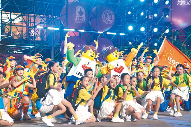 为提振消费，上海市政府宣布投入人民币5亿元，对特定服务业发放消费券。图为14日开幕的上海旅游节，将持续至10月6日。（新华社）