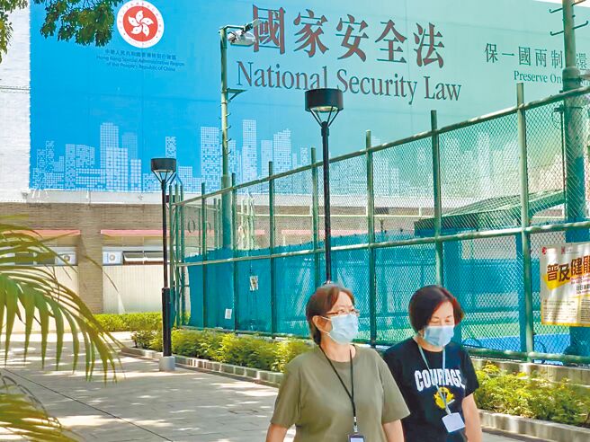 已結束營運的香港「立場新聞」母公司及前總編輯鍾沛權、時任署任總編輯林紹桐，8月間被香港法院裁定「串謀發布煽動刊物」罪成立，法院26日宣判，鍾沛權被判刑21個月，林紹桐因法官考慮到其病情，判處「可即時釋放」刑期，不需監禁。圖為香港隨處可見的《國安法》宣導。（中新社）