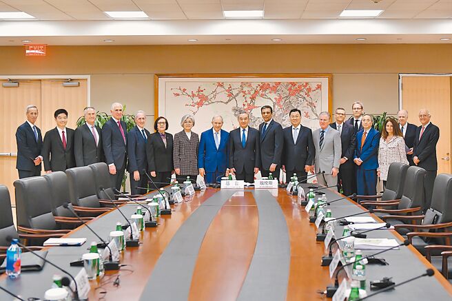 中共中央政治局委員、大陸外交部長王毅於美東時間25日出席紐約聯大期間，會見美國各界人士。（新華社）