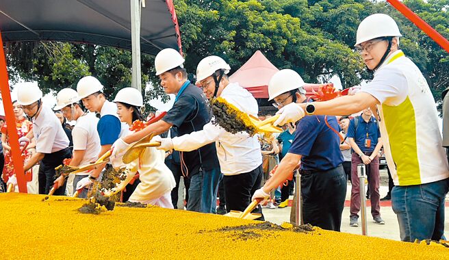 新北市长侯友宜（右三）26日参加新庄塔寮坑三抽水站开工动土典礼。（吕健豪摄）
