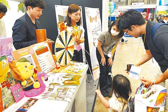 新竹縣在日本旅展台灣館設展攤，吸引不少日本親子參與。（新竹縣政府提供／羅浚濱新竹傳真）
