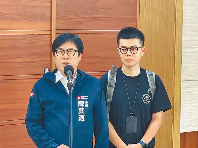 高雄市長陳其邁（左）26日表示，高雄正在轉型的關鍵期，盼各項預算獲議會支持，共同為高雄建設努力。（洪浩軒攝）