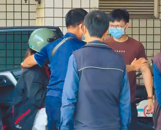 高雄31歲陳女疑似將4個月大女嬰留在家中後外出，導致女嬰8天沒進食，最後餓死。檢方26日將陳女（戴安全帽者）提訊至高雄市立殯儀館。（翻攝照片／林瑞益高雄傳真）