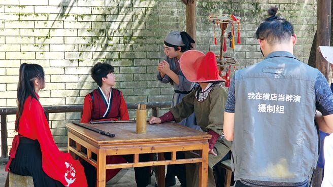 大陆横店影视基地也有不少游客体验项目，像是参与当临演的「我在横店当群演」。（吴泓勋摄）