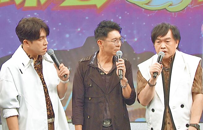 荒山亮（中）2度登上《綜藝一級棒》，接受許志豪（左）、康康（右）訪問。（中視提供）