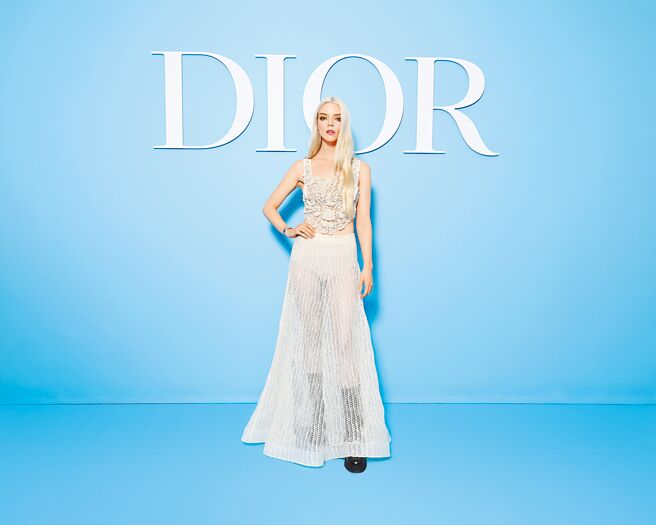 安雅泰勒喬伊以一身雪白的Dior裝束造型現身大秀。（Dior提供）