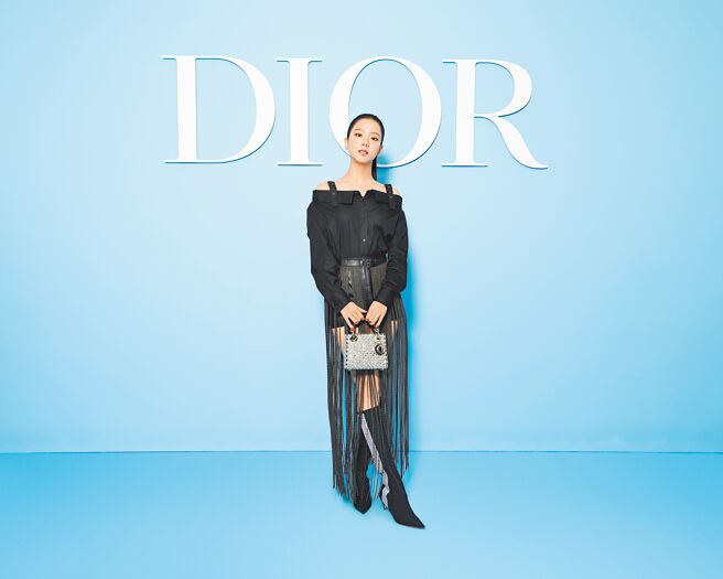 Jisoo出席Dior 2025春夏大秀，以尚未曝光的春夏裝束現身，引起相當多討論。（Dior提供）