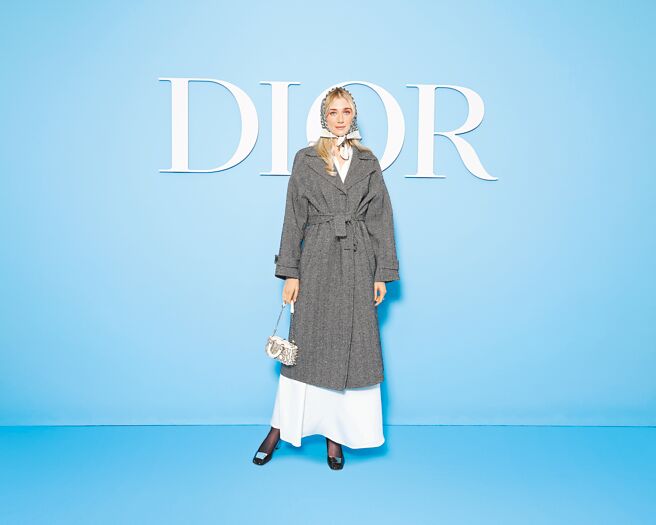 伊莉莎白戴比基以英國鄉間輪廓造型現身，相當符合她在《王冠》中的黛妃氣質。（Dior提供）
