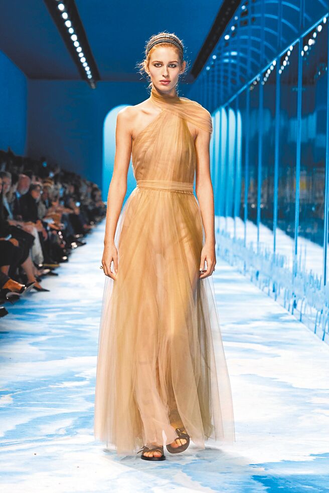 在一片陽剛造型中，也點綴些許柔美造型，試圖平衡本季造型。（Dior提供）